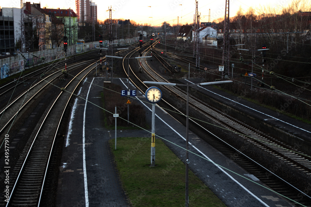 Fototapeta premium Ein Bahnhof am Abend