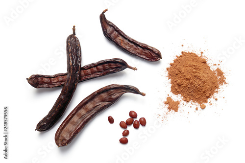 Foto Carob bean pods, seeds and powder