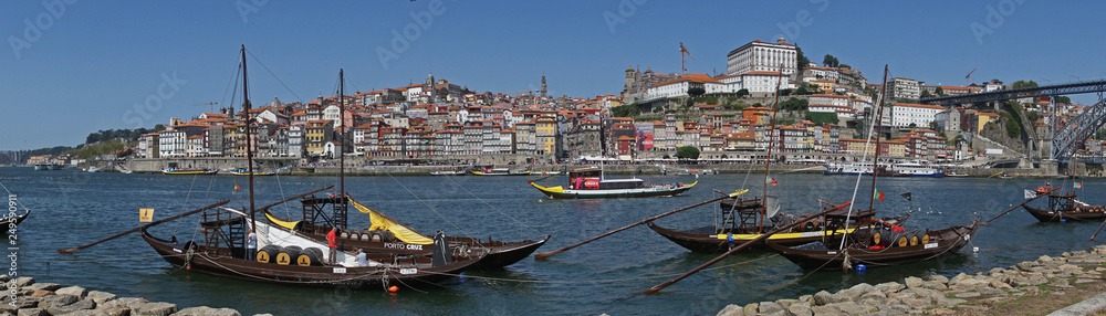 malerische Häuser am Douro in Porto (Portugal) mit historischen Barken und Schiffen im Vordergrund