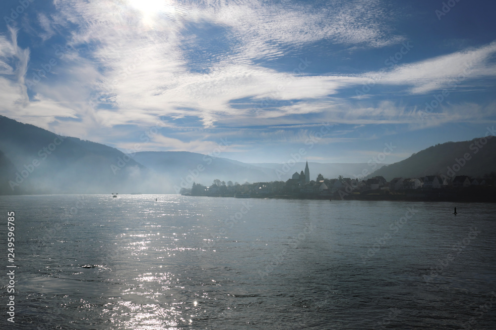 Nebelschwaden im Rheintal bei Spay - Stockfoto