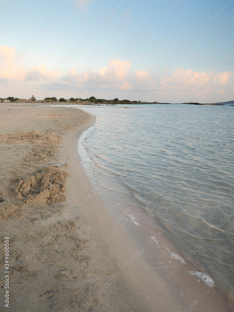 Obraz premium Pink sand and turquoise water early in the morning at Elafonisi Lagoon, Crete Island, Greece