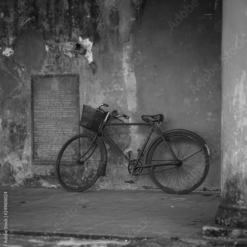 old bicycle on the wall © Damian