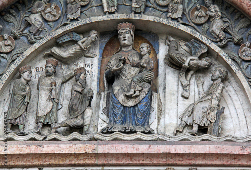 lunetta del portale nord del battistero di Parma (portale della Vergine), con Maria in trono, i magi in adorazione e, a destra, l'apparizione dell'angelo a Giuseppe