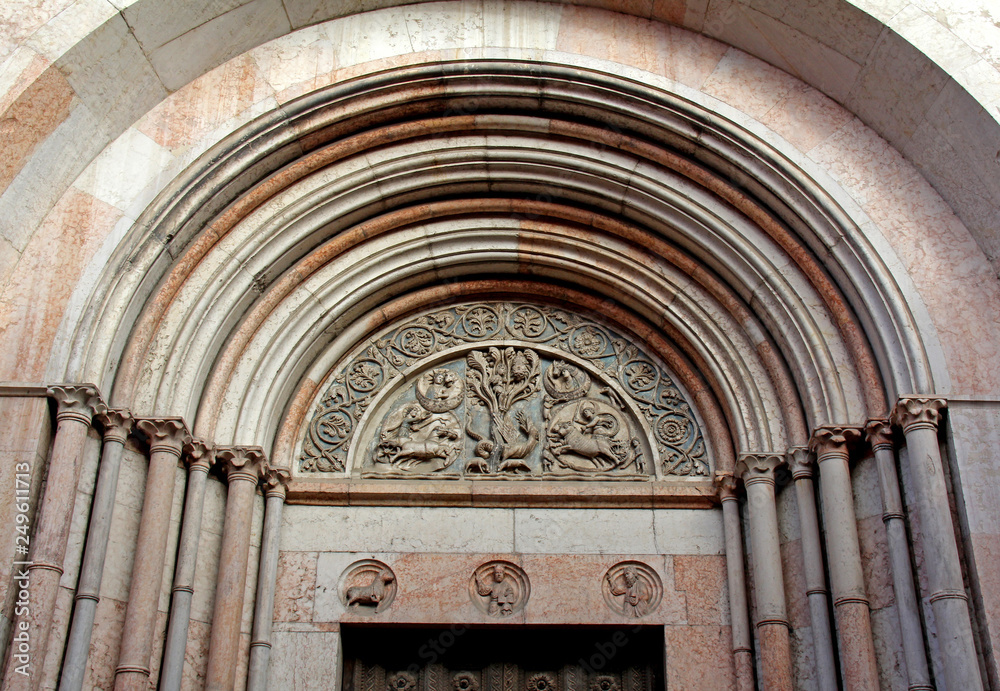 arco del portale sud del battistero di Parma (portale della Vita)
