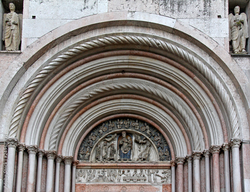 arco del portale nord del battistero di Parma (portale della Vergine)