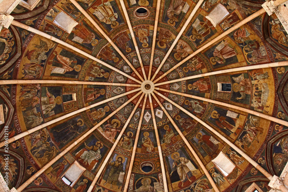 interno affrescato della cupola del Battistero di Parma