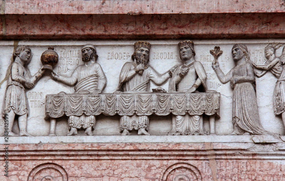 il banchetto di Erode; bassorilievo sull'architrave del portale nord del Battistero di Parma