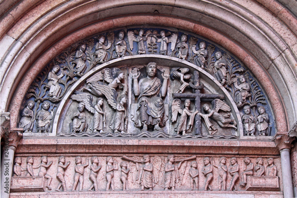 lunetta e architrave del portale ovest del battistero di Parma (portale del Redentore)