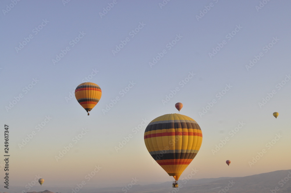 Obraz premium balon-ateş-gökyüzü-gündoğumu-kapadokya