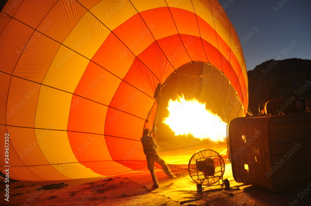 Obraz premium balon-ateş-gökyüzü-gündoğumu-kapadokya