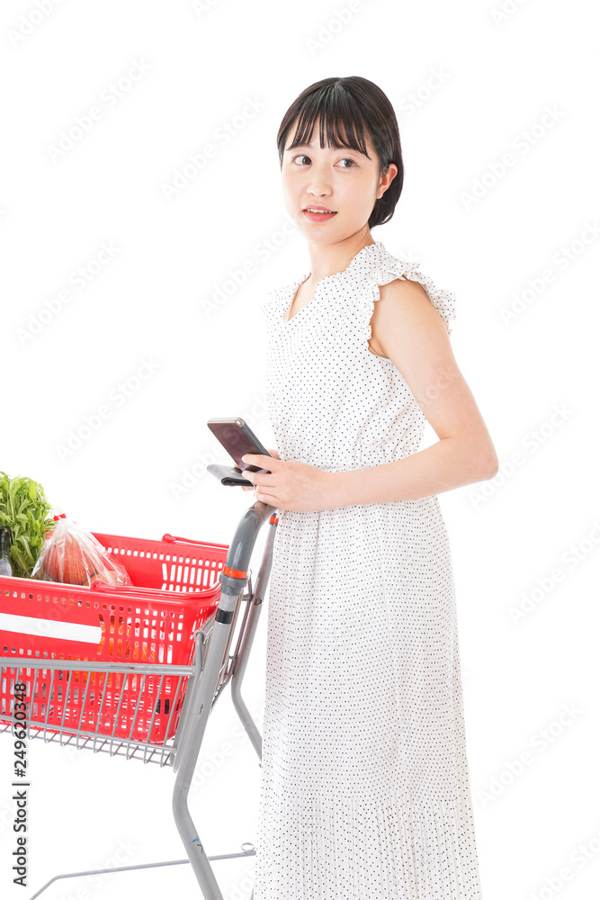 スーパーで買い物をする若い女性 スーパーで買い物をする若い女性