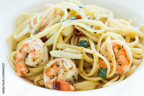 Foto Linguine shrimp scampi with garlic and olive oil.