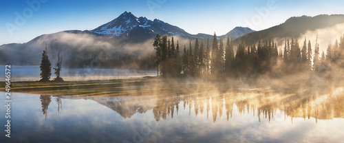 Fotografia, Obraz South Sister and Broken Top reflect over the calm waters of Sparks Lake at sunrise in the Cascades Range in Central Oregon, USA in an early morning light