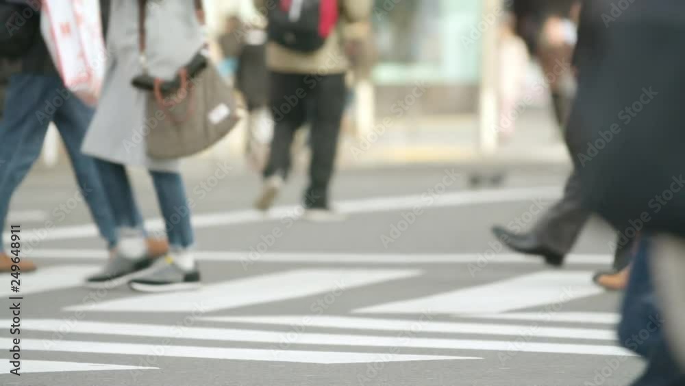 スローモーション スクランブル交差点を歩く人々 脚 パン 左から右 曇 2019年 冬 新宿 東京 スローモーション スクランブル交差点を歩く人々 脚 パン 左から右 曇 2019年 冬 新宿 東京
