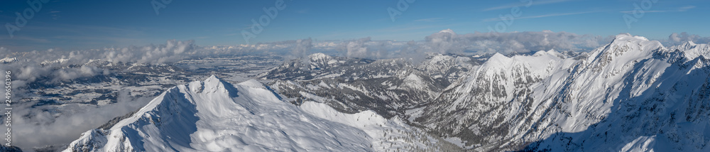 Blicke von der Bergsation der Nebelhornbahn in Oberstdorf im Winter