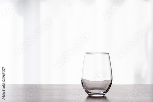木の机に置いた透明なグラス