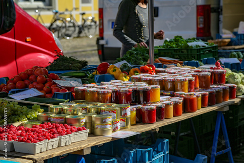 Fotografie Flowers, fruits and vegetable vendors at the Farmer's market in Freiburg, Germany