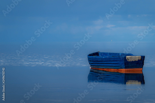 Blaues Boot auf Rinkobing fjord bork havn, skaven strand