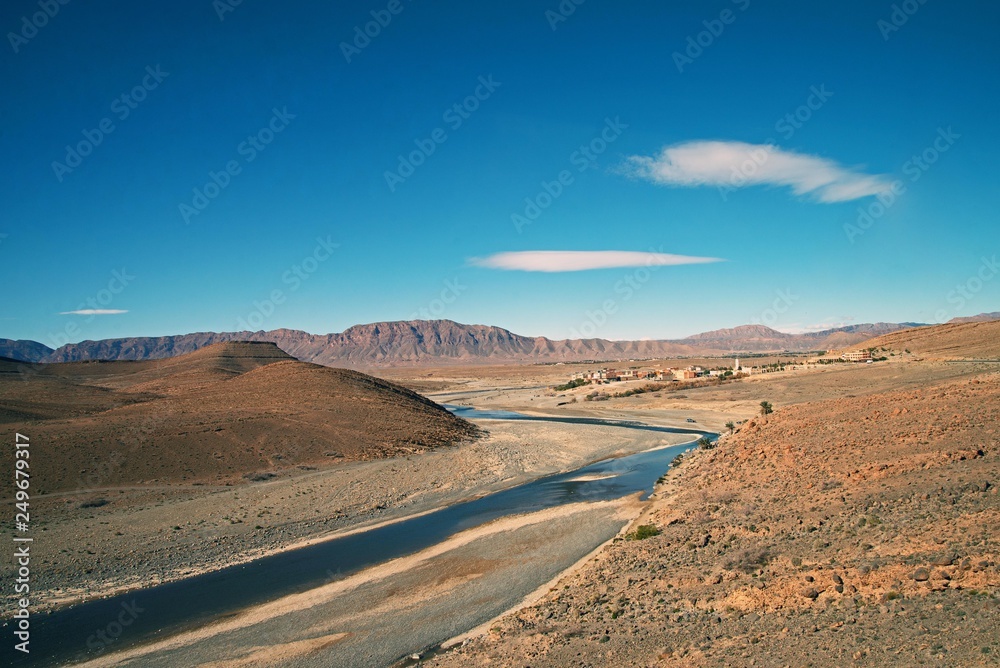 モロッコ・オートアトラス山頂を流れる川