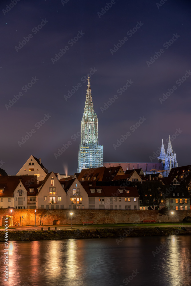 Ulm mit Münster in der Nacht an der Donau am Donau Ufer