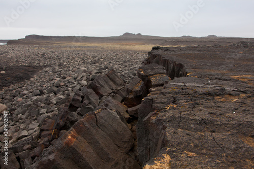 Foto Iceland Reykjanes peninsula rocky volcanic sulfur stones shore coast line