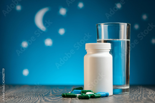 Cuadro en lienzo Bottle of sleeping pills