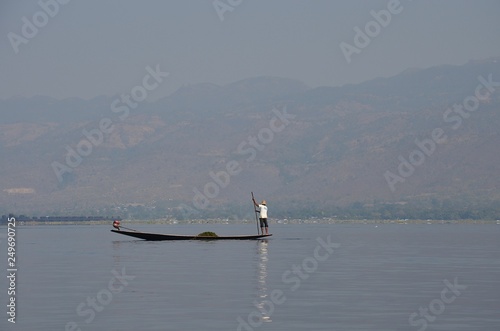Barques, pirogues et vie quotidienne sur le Lac Inle en Birmanie