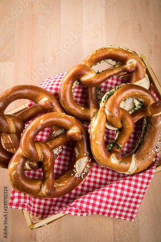 Deutsche Laugenbrezel Brezel mit Salz und Schnittlauchbrezeln mit Butter und Schnittlauch im Brotkorb photo