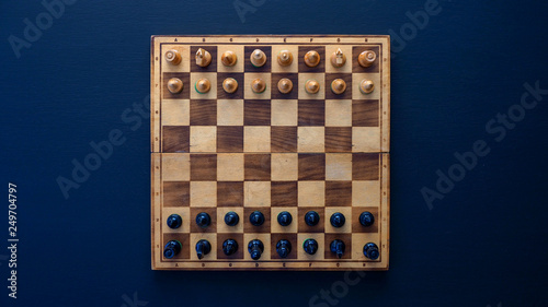 Drewniane szachy gotowe do gry na ciemnym tle
