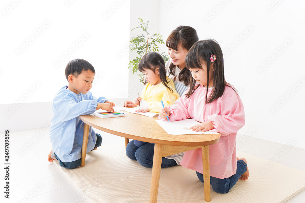 保育士と子どもたち