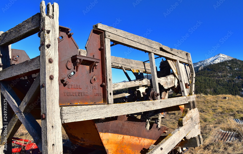 Fototapeta premium Vielle machine agricole abandonnée en montagne