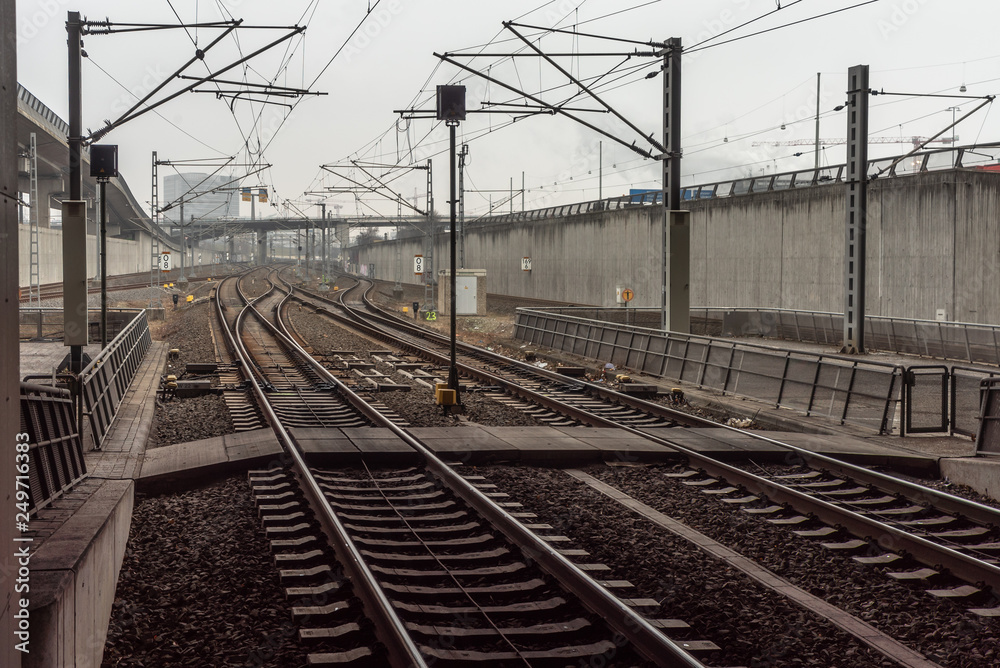 Schienennetz bei düsterem Wetter