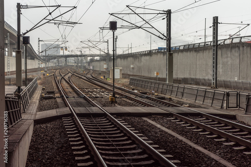 Schienennetz bei düsterem Wetter