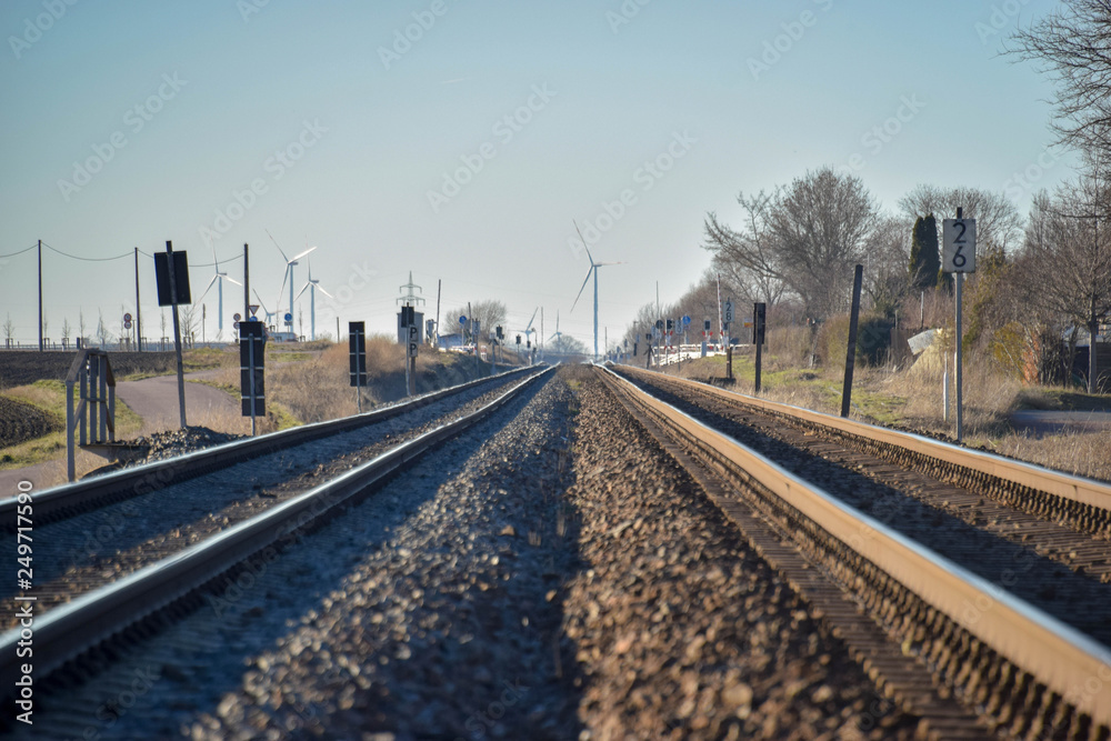 Fototapeta premium Eisenbahnschienen, Schienen, Bahn, Zug, Weg, Strecke, Frühling