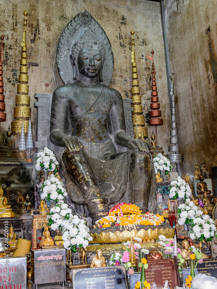 Phra Khantharat en Templo Wat Na Phra Mane o  Wat Na Phra Meru en la ciudad isla de Ayutthaya en el subdistrito de Tha Wasukrii, Tailandia