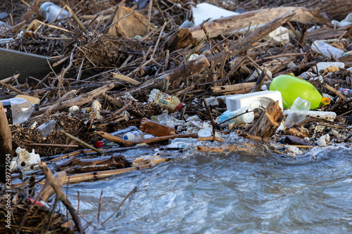 Umweltverschmutzung Hochwasser Rhein Plastik Flaschen Treibholz