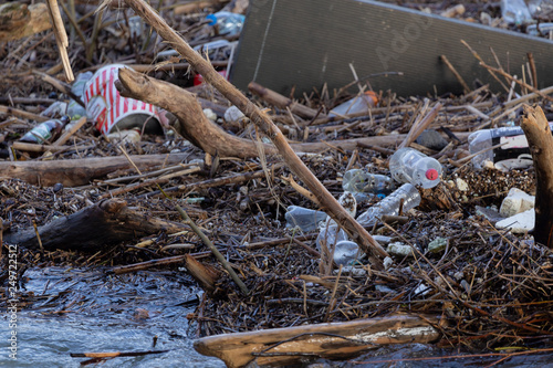 Фотография Umweltverschmutzung Hochwasser Rhein Plastik Flaschen Treibholz Bierfass