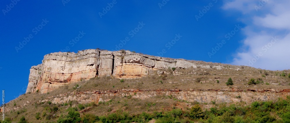  vue panoramique de la crête rocheuse Roche de Solutré en Bourgogne