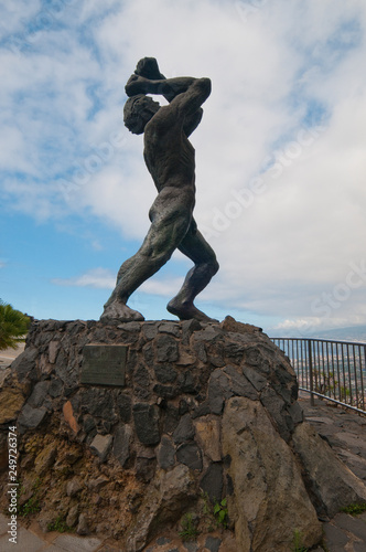 Muskolöse mänliche Statue