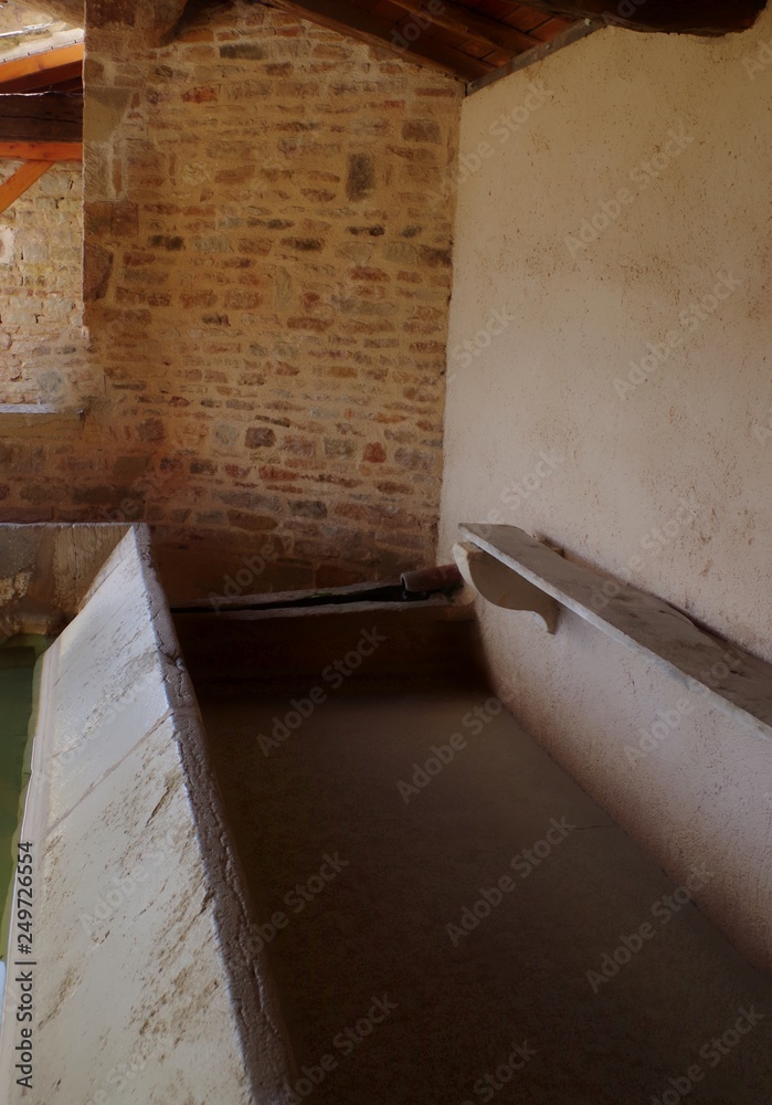 Banc et évacuation du lavoir de Vergisson, Saône et Loire, France Banc et évacuation du lavoir de Vergisson, Saône et Loire, France