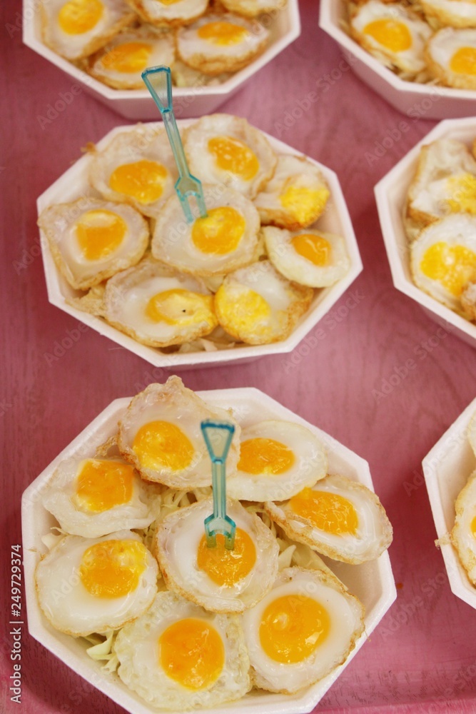 Grilled eggs is delicious in street food