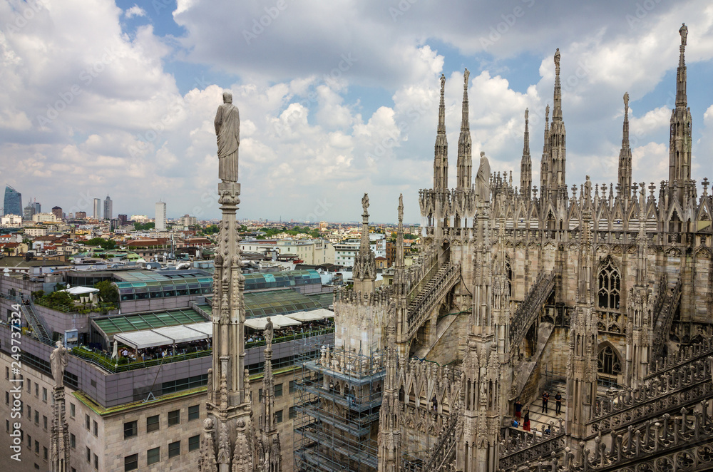 Fototapeta premium Mediolan, Włochy: Kościół katedralny Milano Duomo widok na miasto.