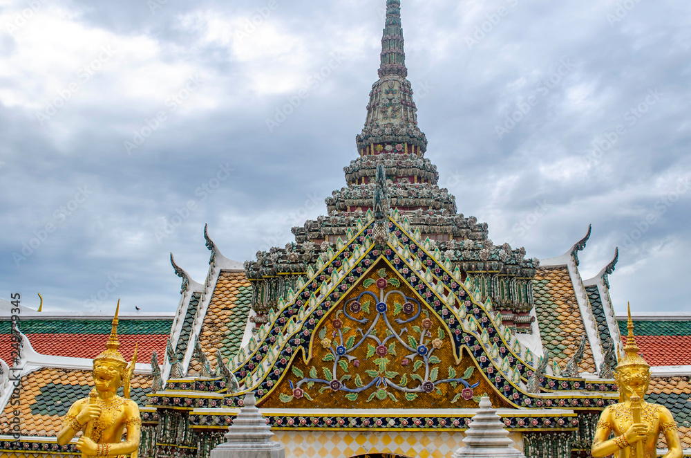 Fototapeta premium Gran Palace Wat Phra Kaew Temple in Bangkok, Thailand