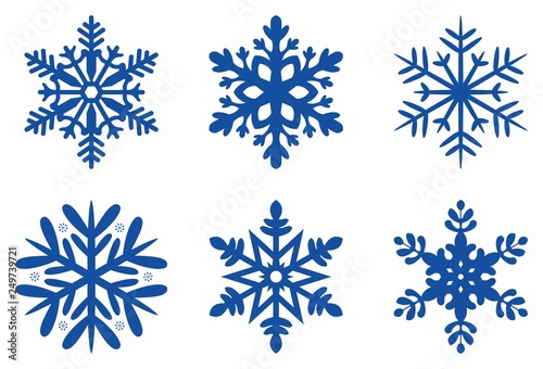 Set von eisblauen Frostigen Schneeflocken auf einem isolierten weißen Hintergrund.