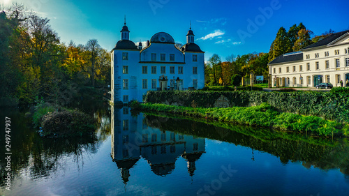 Eine altes Wasserburg im Park am Teich, Essen Deutschland