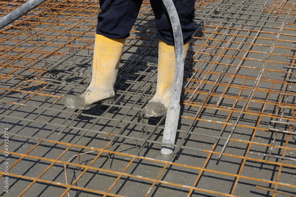 Concreting base plate with fresh concrete