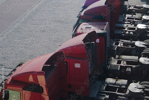 Tratores estacionados e alinhados - cabines de camiões estacinados em linha photo