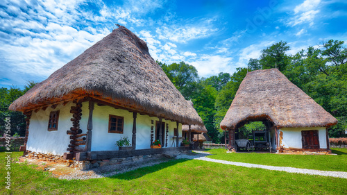 Φωτογραφία View of traditional romanian peasant houses in Transylvania, Romania
