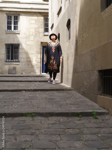Femme marchant dans les rues piétonnes du marais à Paris