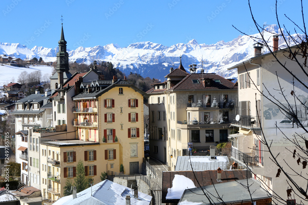 Obraz premium Centre-ville. Saint-Gervais-les-Bains. / Downtown. Saint-Gervais-les-Bains.